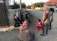 Halk arasına karışan kaymakam herkesin sevgilisi oldu