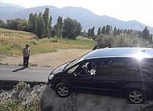 Şarampole uçan otomobildeki 3 yaralı itfaiye ekiplerince kurtarıldı