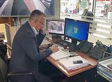 Telefon başında vatandaşların taleplerini dinledi