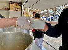 Didim Belediyesi, sıcak çorba servisi ile yüzleri güldürüyor
