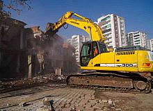Fiyatları 2 milyonu bulan binalar arasında kalan yapıların yıkımına başlandı