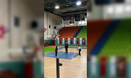 Minik basketbolcunun attığı top, potada ’asılı’ kaldı