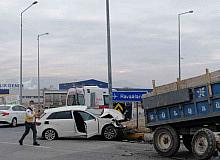Otomobil ile traktör çarpıştı: 2 yaralı