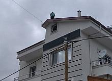 Polisten kaçtı, çatıya çıktı, sonunda gözaltına alındı