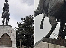 Atatürk Anıtına Saldıran İki Kişi Tutuklandı