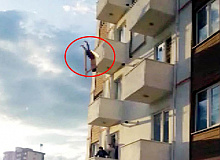 Evinin Balkonundan Atlayan 2 Çocuk Annesi Kurtarılamadı
