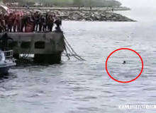 Teknesi Yanaşmaya İzin verilmeyince CHP'li İlçe Başkanı Yüzerek Kıyıya Çıktı