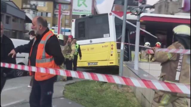 Son Dakika: İstanbul Kağıthane'de seyir halindeyken şoförünün kalp krizi geçirdiği İETT otobüsü 6 araca çarptı