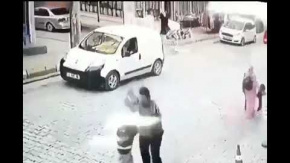 Bunu Yapan İnsan Olamaz: Küçük Çocuğu Canice Dövdü