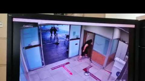 Maske Tak Denilen Kadın, Polis Copu ile Terör Estirdi