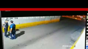 Polis ile Bekçinin Tekme Tokat Kavgası Kameralarda